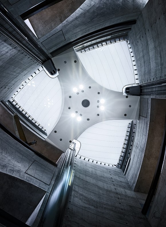 荷兰梅赛德斯•奔驰博物馆建筑设计

  ...