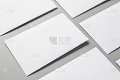 空白的肖像A4。小册子杂志孤立在灰色上，多变的背景/白纸孤立在灰色上