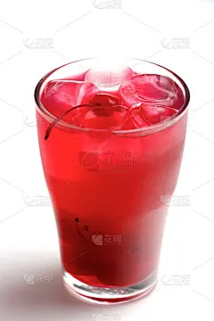 饮料与冰块和樱桃在白色背景