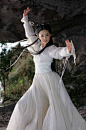 新版《神雕侠侣》的小龙女定妆照扮相竟然酷似刘亦菲，扮演者毛晓慧为荣信达公司签约艺人，今年22岁，毕业于上海戏剧学院15级表演系本科，按辈分算是胡歌师妹。众版本中的小龙女，刘亦菲版绝美惊艳最具仙气，而李若彤扮演的小龙女更是最经典无人能超越。 ​​​​