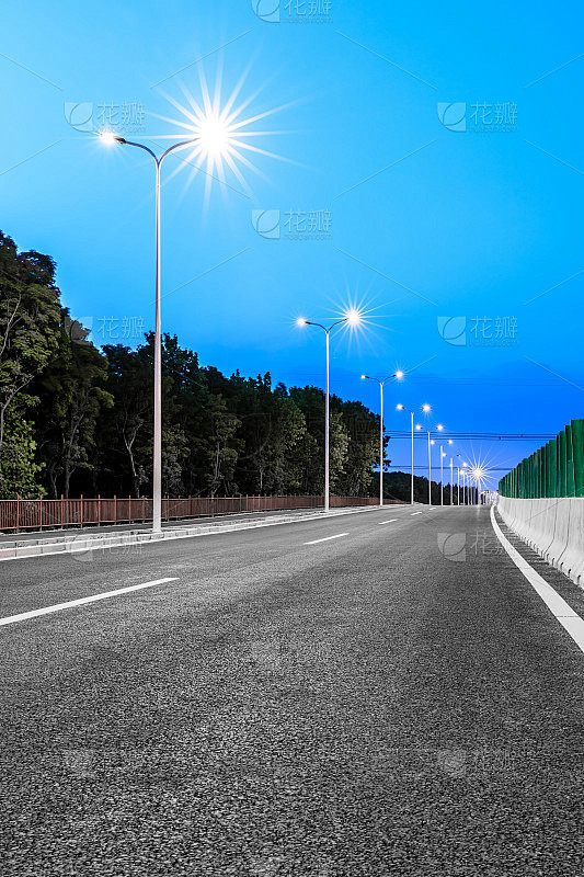 新的城市道路和明亮的路灯在晚上