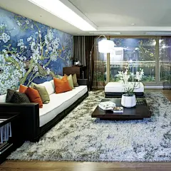 新中式风格的客厅，少不了梅兰竹菊的点缀，沙发墙上是整幅的梅花图，显得唯美灵动。