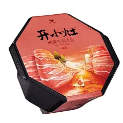 开小灶自热火锅&林韶斌品牌设计
在方便食品包装设计上，往往是需要放置产品实物照来提升食欲感。但在开小灶的包装中，林韶斌品牌设计将肉片塑造成山峡，将火锅汤变成滚滚江水，天边的太阳将天空及水面染成红色，沸腾的热气化成云雾，以及金针菇、海带、土豆、藤椒都融入到画面中的船、树木等等。                      在包装纸套的背面，手绘田园的水彩风景画体现出自然健康的食材。同样是食材、食物展现在包装上，在提升食欲的同时又更具趣味。