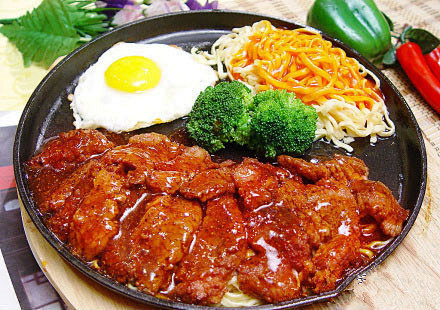 【美味猪扒饭】1．猪里脊肉切厚片，放入生抽、黑胡椒、蚝油腌制入味；2．洋葱、西红柿切片，锅中炒至7成熟，调入盐出锅放入盘中；3．准备面粉、蛋液 ...