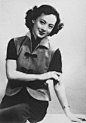 王丹凤异常出众的相貌和风华正茂的年龄，连同她主演的众多影片，自然引起了香港电影界同行的密切注意。于是，新成立不久的香港长城电影制片公司向王丹凤发来诚挚的邀请，高薪聘请她在该公司即将开拍的新片中担任女主角。王丹凤为了拓展更为广阔的演艺天地，1948年11月便行色匆匆地赶往对自己来说十分陌生的香港。