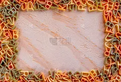 照片由面食制作而成的一个字母——面食，用于题字