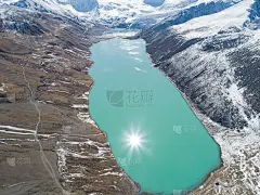 中国西藏，蓝天下的雪山和湖泊