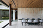 印际 - Guilherme Torres x PA House : Guilherme Torres的设计和规划运动为保持周围植被的前边和中心设置了优先级，这是贯穿PA House的遗产。位于库里蒂巴的玛塔亚特兰蒂斯生态保护区中心，这个位置赋予了这个家庭住宅一定的“自成一体”——在精心设计中无与伦比的独特性。