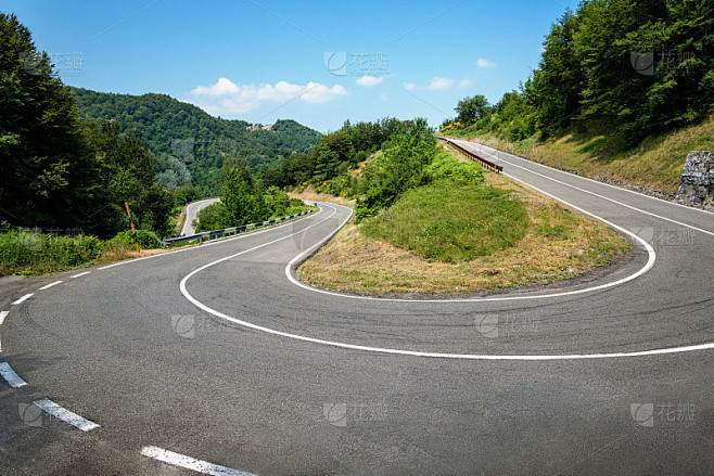 阳光灿烂的中午，乡间的道路弯道