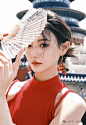 拿扇子的红裙小姐姐