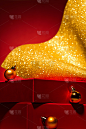 空红色讲台与礼品盒，金色圣诞装饰红色背景。