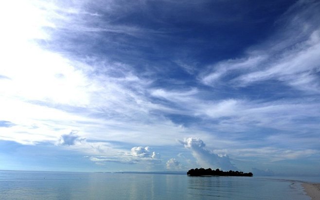 水彩画般的天空，蓝色的画底称着如丝一般的...