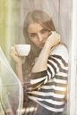 人,住宅内部,室内,房屋,20到24岁_170055040_girl drinking tea or coffee in the window_创意图片_Getty Images China