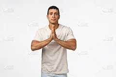 我求求你了。愁眉苦脸的年轻俊男向朋友要东西，双手捂在胸前，哀求着，用可怜的表情哀求着，绝望地站在白茫