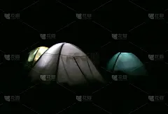 晚上，帐篷里面会亮起来