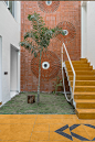 红砖与白墙交织的庭院住宅 / Manoj Patel Design Studio,© MKG Studio
