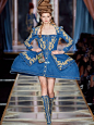 【秀场】Moschino 2020 FW① : 欢迎来到玛丽皇后的下午茶派对 Moschino 2020秋冬系列通过18世纪复古华丽的洛可可风延续了Jeremy Scott一直以来的奇妙幻想。 Moschino的戏剧化持续发酵，本系列灵