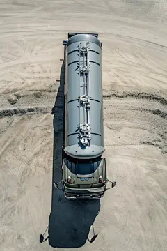现代油罐车货运物流图片