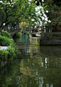 南園池館花如雪，小塘春水漣漪。
 