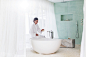 人,浴盆,浴衣,建筑,生活方式_521812263_Woman running bath in modern bathroom_创意图片_Getty Images China