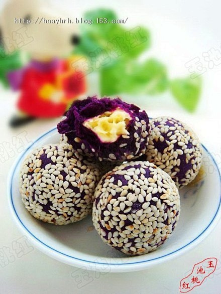 【紫薯奶酪球】1.紫薯成片,放锅中蒸8m...
