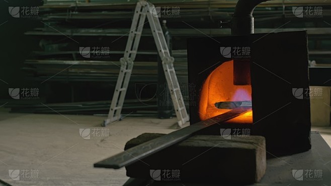 锻造车间。铁匠手工生产。加热金属的煤气炉。现代炼铁炉。铁匠制造铁制品。