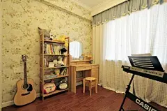110㎡混搭风格，客厅利用家具及壁纸勾画出大气而有层次感的空间，现代风格的吊灯与做旧实木柜、布艺沙发形成优雅的映衬，点亮了整个空间。 ​​​ ​​​​