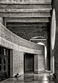 艾哈迈德巴德印度管理学院 Indian Institute of Management Ahmedabad by 路易斯·康 Louis I. Kahn - 灵感日报 : 去掉了色彩却看到了更多……这组由摄影师Cemal Emden拍摄的著名现代主义建筑大师路易斯·康（Louis I. Kahn）设计的艾哈迈德巴德印度管理学院 Indian Institute of Management建筑图片，以极强的表现力让我们领略到何为大师笔下的质感、比例与细节层次……