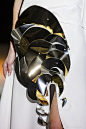 #BangzRunway# Details of Stephane Rolland Haute Couture S/S 2018 | 戏剧化的风格，对雕塑感廓形的喜爱，3D打印的花朵装饰和一如既往高贵的气质，Stephane Rolland继续用好品味给我们呈现了一个精妙的高级时装系列