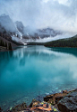 【加拿大 梦莲湖】有如镶嵌于加拿大班夫国家公园中的一颗美玉，淡淡的云雾在湖面上空盘旋，整个画面有如仙境一