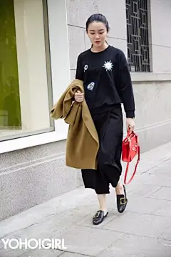 GILLIVO嘉里奥红色表情包《YOHO!GIRL》混搭摩登LOOK_图库_资讯_中国时尚品牌网