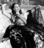 1941年费雯丽出演的电影《汉密尔顿夫人》，电影里费雯丽是那么的美，举手投足之间混合了圣洁与妖艳之极致，魅力充盈了每一个画面。 ​​​ ​​​​