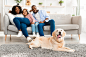 快乐的黑人家庭与狗坐在客厅里