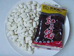 京味小吃，【芸豆卷】。今天下午June要去面试，感觉是一个不错的地方，希望能顺利吧

    芸豆卷是北京民间小吃，后流传入清宫。具有色泽雪白，质地柔软细腻，馅料香甜爽口的特色。话说有一天，慈禧在静心斋歇凉，忽听大街上有铜锣声。慈禧问是干什么的？当差的回答说是卖芸豆卷的。慈禧让当差的把那个人叫进来，那个人说：敬请老佛爷尝尝这芸豆卷，香甜爽口，入口即化。慈禧尝过后说好吃。于是就把这个人留在宫中，专门为她做小吃。=================================......