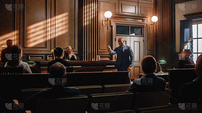 法庭审判:男公设辩护人陈述案件，向法官、陪审团进行激情演讲。非裔美国律师用支持论点保护当事人无辜的律