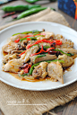 【东安子鸡】说到湘菜，出镜率最高的大概就是剁椒鱼头和农家小炒肉了。剁椒鱼头是我的拿手菜，也是老公经常点名要吃的菜。不过今天灰上的是另一道湖南的著名菜肴——东安子鸡，这个菜是一道历史悠久、驰名中外的美味佳肴，被列为国宴菜谱之一、八大湘菜之首。
