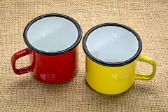 粗麻布上的金属搪瓷杯