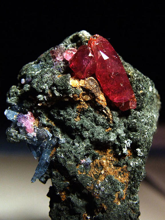 坦桑尼亚出产的红宝石原石。图片：wiki...