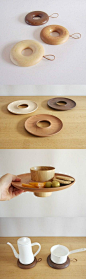 “硬面包圈（Bagel）”是一个用木头做成的托盘，你用它端食物时，可以把盛放饮料的杯子放在中间的圆孔里。除此之外，你还可以把盘子反过来放在地上，用作餐具和杯具的坐垫。@北坤人素材