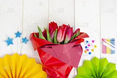 横幅上有鲜花和明亮的纸装饰。孩子们的节日。节日证书，贺卡