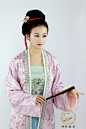 【锦瑟衣庄】大宋典雅织锦褙子襦裙——兮清霜 <br/>形制：宋明时期 褙子襦裙<br/>选料：仿丝提花棉褙子 仿丝织金暗花绸襦裙 纯棉抹胸<br/>首饰提供：花月砂/半剪月 模特：猫尾<br/>褙子是汉服款式的一种,对襟,两侧从腋下起不缝合,多罩在其他衣服外面穿着。在宋、明时最为盛行。不施袗钮，腰间用勒帛系束，男女均可服用。后世多有沿革。 “《宋史·舆服志》云，妇人大衣长裙、女子在室者及众妾皆褙子。”款式穿着时庄重自然。娉婷婉约，美不胜收，长裙与褙子相配一体