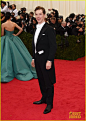 Benedict Cumberbatch 出席纽约2014 Met Gala 黑色燕尾服与纯白领结，镜头前的男神范儿！