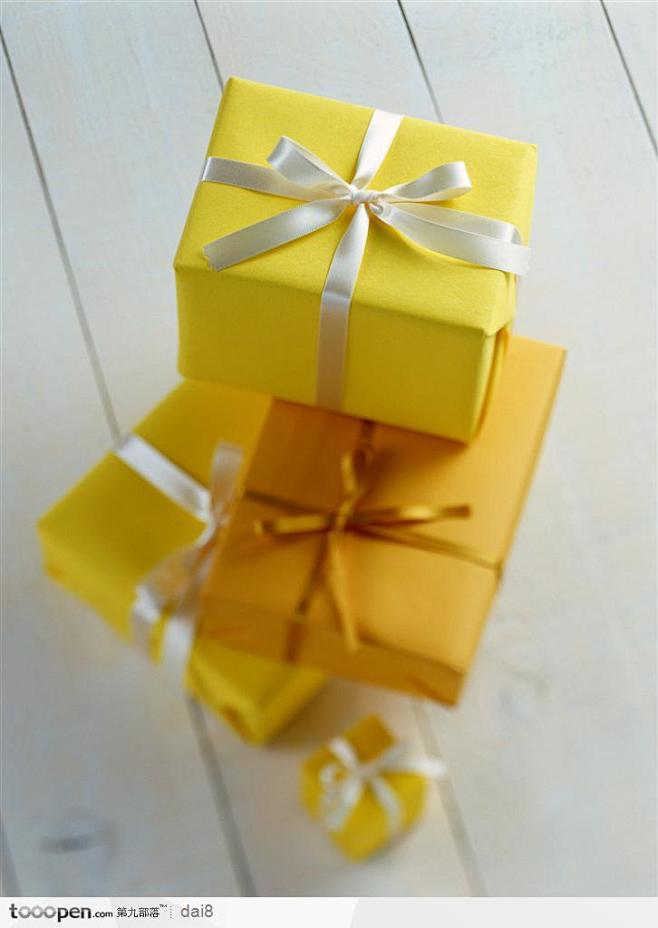 礼物饰品-三个重叠的黄色小盒子