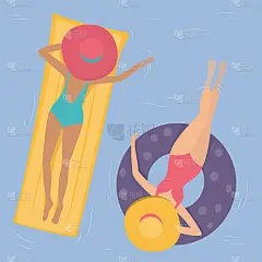 戴着帽子的女人在游泳池里游泳。