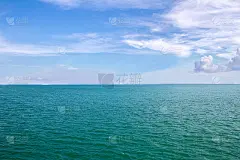 海面平静的地平线，海洋和蓝天背景
