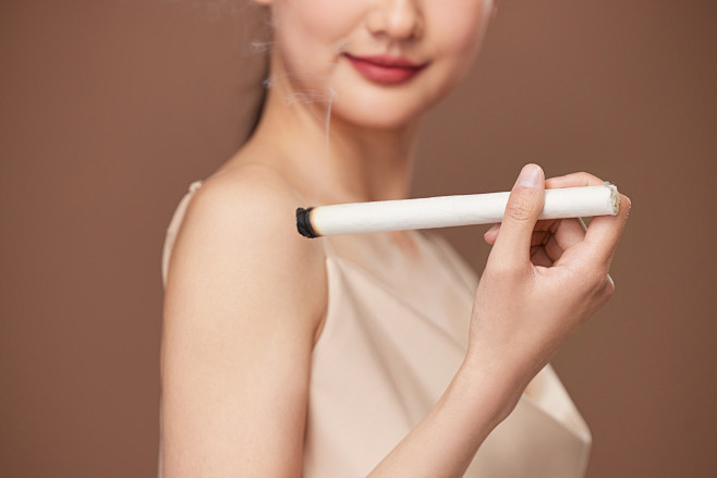 摄图网_507716500_女性艾灸肩膀...