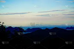 美丽的山脉和海雾在清晨时间放松户外自然壁纸背景