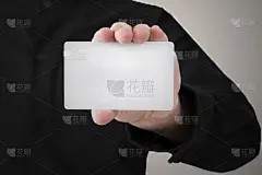 员工捕捉到空白的名片显示模型模板标志品牌背景。
