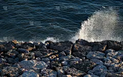 海浪撞击岩石