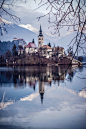 Bled Island, Lake Bled, Slovenia。斯洛文尼亚西北部上卡尼鄂拉地区的布莱德岛，是斯洛文尼亚唯一一座天然岛屿，位于布莱德湖，岛上有几座建筑，最大的是圣母升天教堂，像童话世界般美好。今天，它是一个重要的会议中心和旅游度假区，提供各种体育活动（高尔夫，钓鱼，马术），是背包客和远足的出发点，特别是在附近的特里格拉夫国家公园。 #国外# #城市# #攻略#